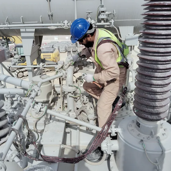 Profissional de segurança inspecionando equipamento industrial em campo